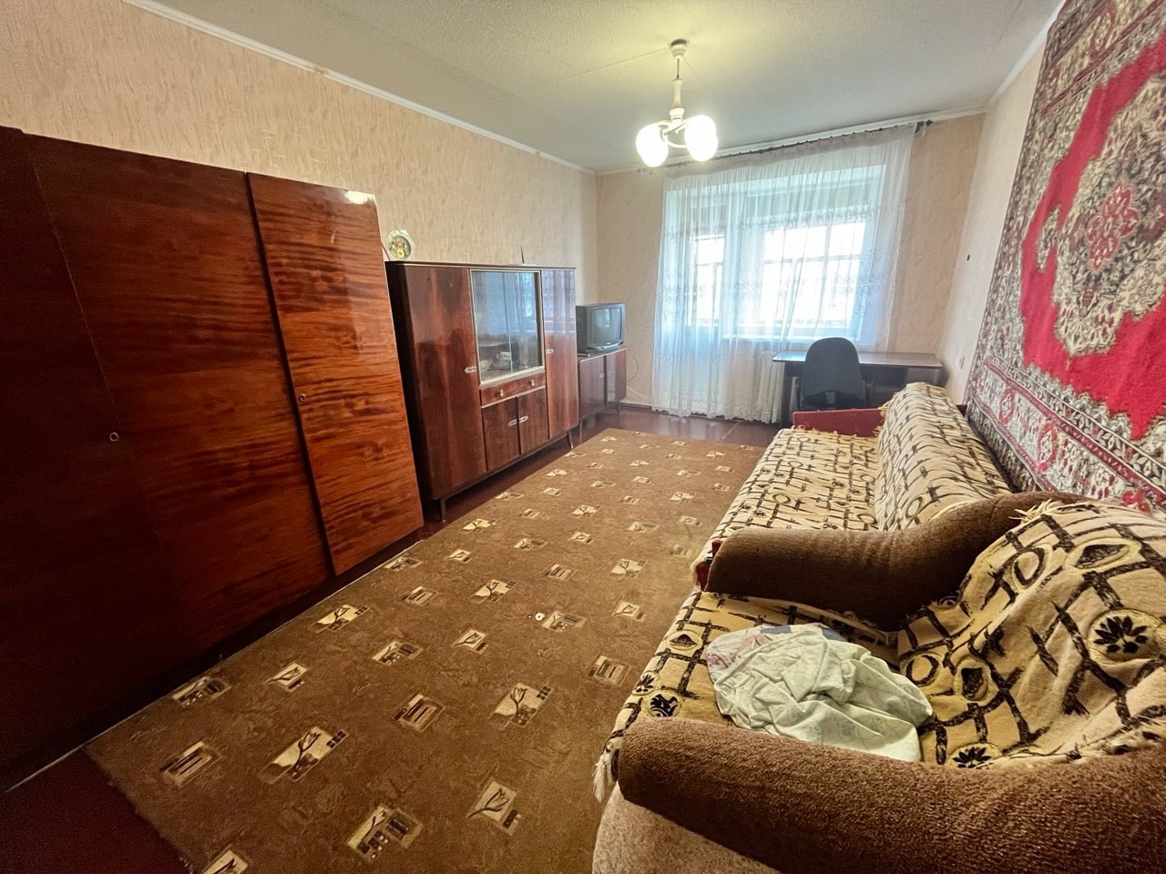 Продам 2- к. квартиру, г. Луганск, ул. Центральная (р- н Сельхоз унив.), площадь 52 кв. м., на 2/2 этаже. В квартире: 2 изолированные комнаты, балкон, раздельный С/ узел, газ. колонка (Bosch), не угловая. Жилое состояние, пластиковые трубы, МП/ окна, новая входная дверь, все что на фото- остается. Во дворе са...