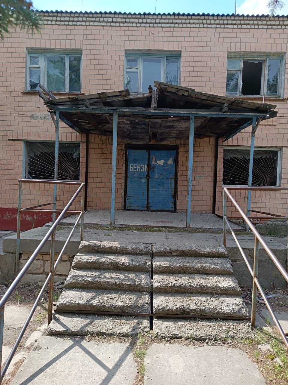 Продам нежилое помещение Станично-Луганский район пгт. Николаевка 900 кв.м, под любой вид деятельности. Телефон для связи +79591231525.