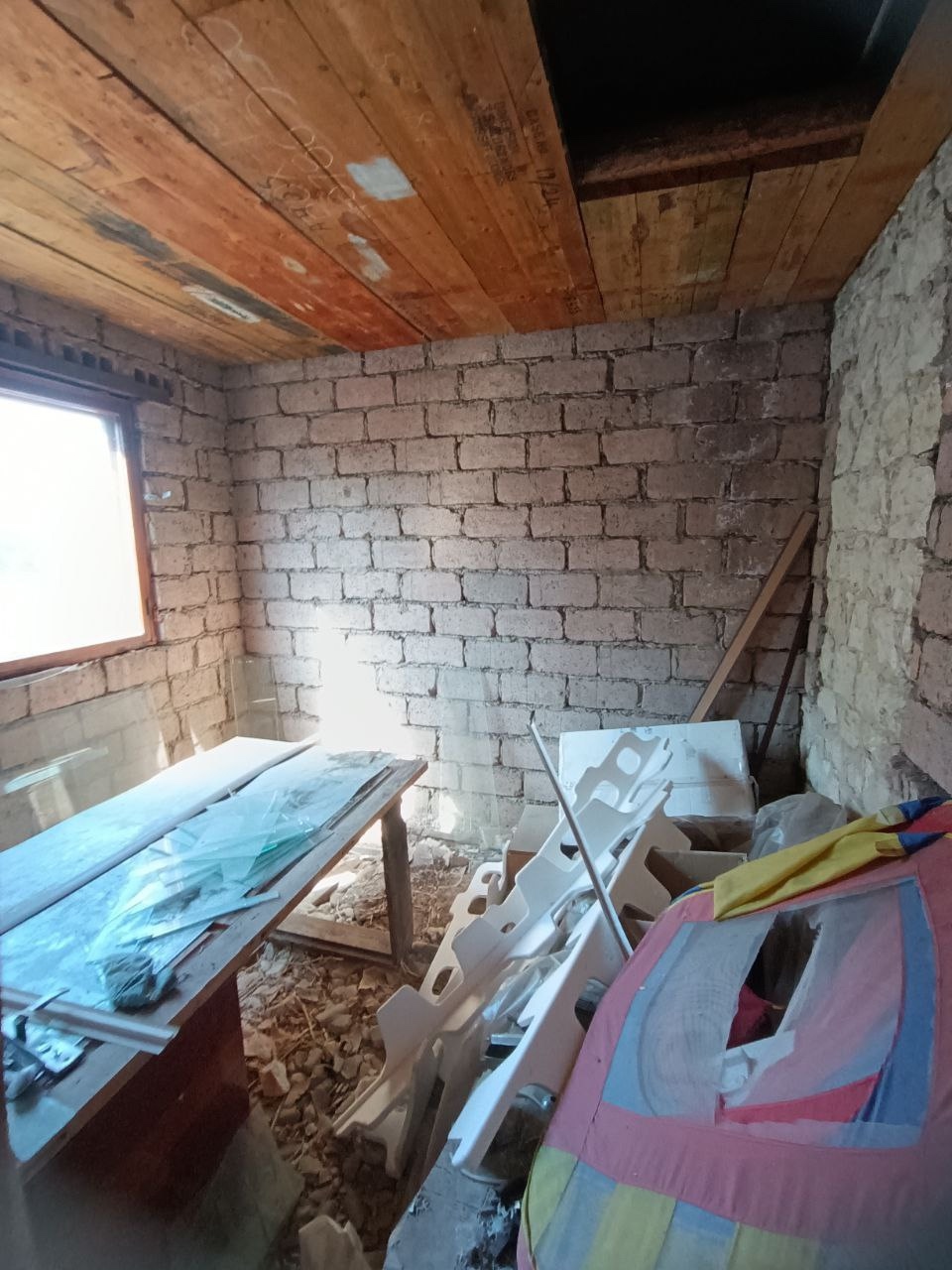 Продаётся дом в р-н автовокзала Приватизированный участок 6 соток, капитальный дом, площадь 120 м кв, новая крыша, высокие потолки, 4 комнаты, большая кухня и ванная. Подготовлен под отделку, разведена вода и канализация, разводка на теплый пол и систему отопления, во дворе гараж, баня. Двор вымощен плиткой Д...
