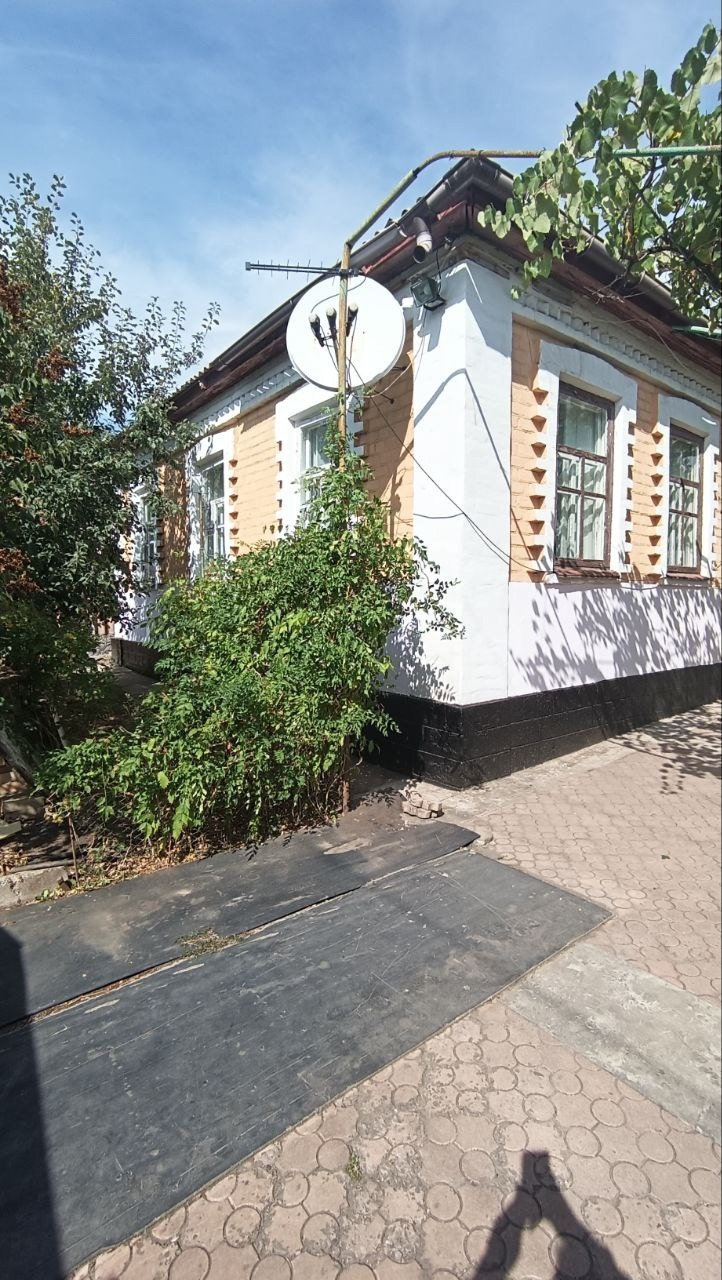 Продаётся большой газифицированных дом. 90 Кв.м , в районе больницы "Известий", удобства в доме, вода качает постоянно, гараж с ямой, сад-ог...
