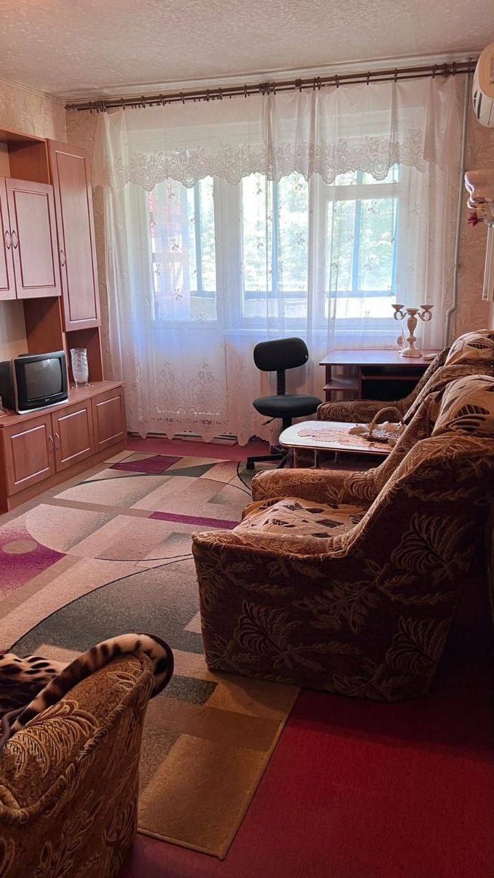 ‼‼Продам 2-комн. квартиру на кв. Солнечный! 3/5-эт., 46/27/5,5м², АВТОНОМНОЕ отопление, комнаты изолированы, балкон застеклен, отдельная кладовая, сантехника поменяна, окна м/п, входная дверь железная, кондиционер. Окна выходят на обе стороны дома. Хорошее расположение - в шаговой доступности вся инфраструкту...