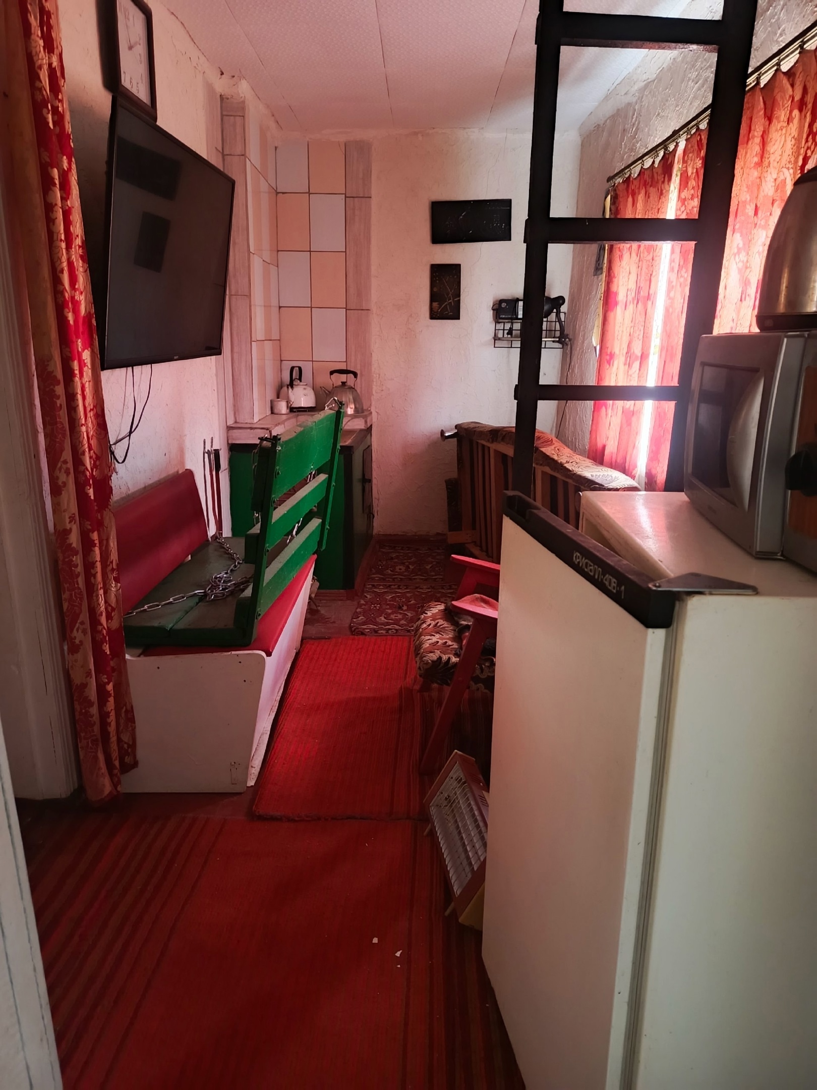 Продается дача в обществе "Химик-2", пос. Бугаевка. В доме: 3 комнаты, веранда, кухня, поклеены обои, декоративная штукатурка, холодильник, телевизор, кровати, диван, микроволновка. Дом из шлакоблока (утеплен шубой), бетонные дорожки. На территории дачи имеются хозпостройки: туалет, душ, баня, бесед...