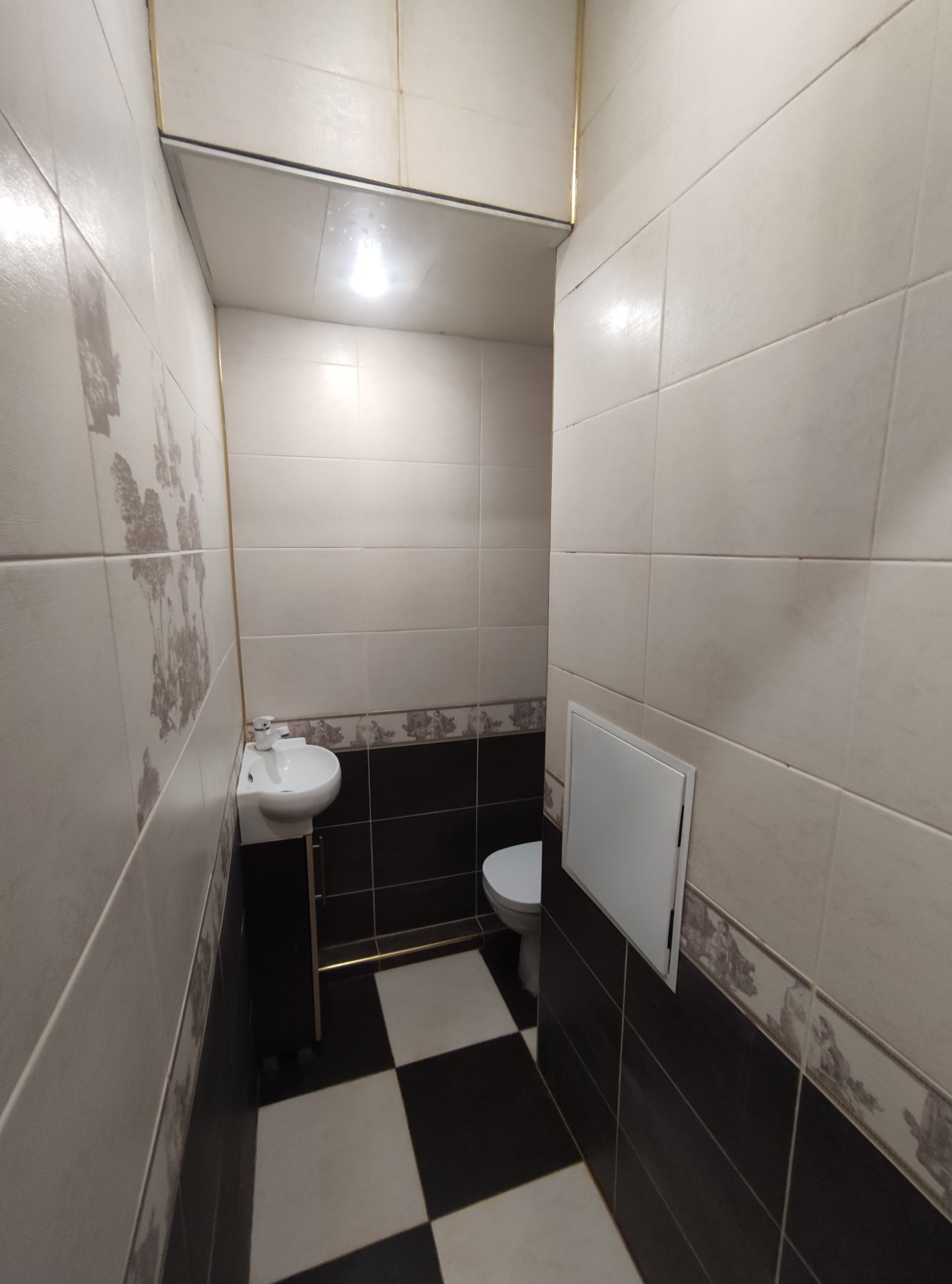 📍 Алчевск Продаётся 3-комнатная квартира, р-н ДК Строитель Сталинка с высокими потолками - 2,95 м Общая площадь: 82,2 м² Просторная кухня: 7,5 м² ✔ Раздельные комнаты ✔ Автономное отопление ✔ Бойлер ✔ Кондиционер ✔ Тёплый пол в ванной ✔ Раздельный санузел ✔ Пластиковые трубы ✔ Счётчики на всё ✔ Металлопластик...